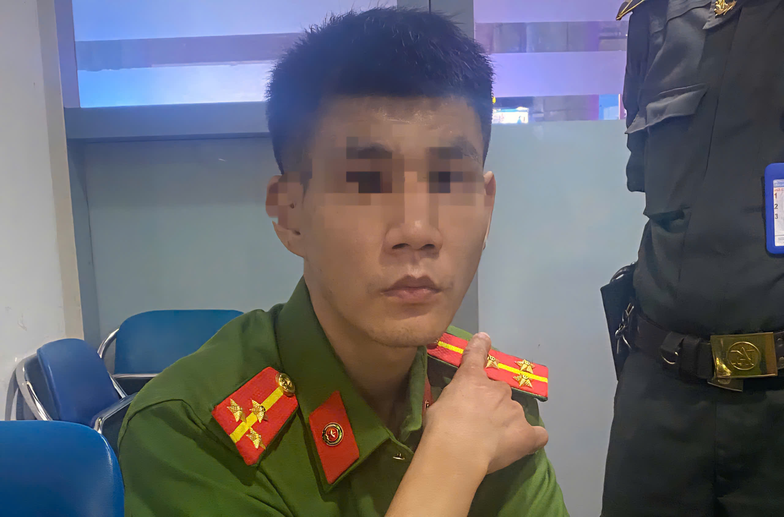 Tạm giữ thanh ni&ecirc;n mặc qu&acirc;n phục giả danh c&ocirc;ng an v&agrave;o s&acirc;n bay Đ&agrave; Nẵng- Ảnh 1.