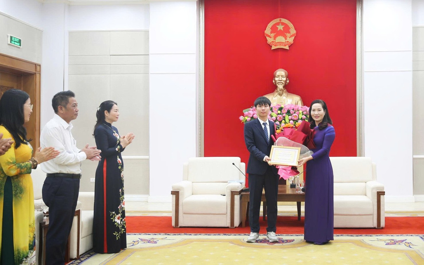 Quảng Ninh trao thưởng 400 triệu đồng cho nam sinh đạt huy chương Olympic tin học quốc tế