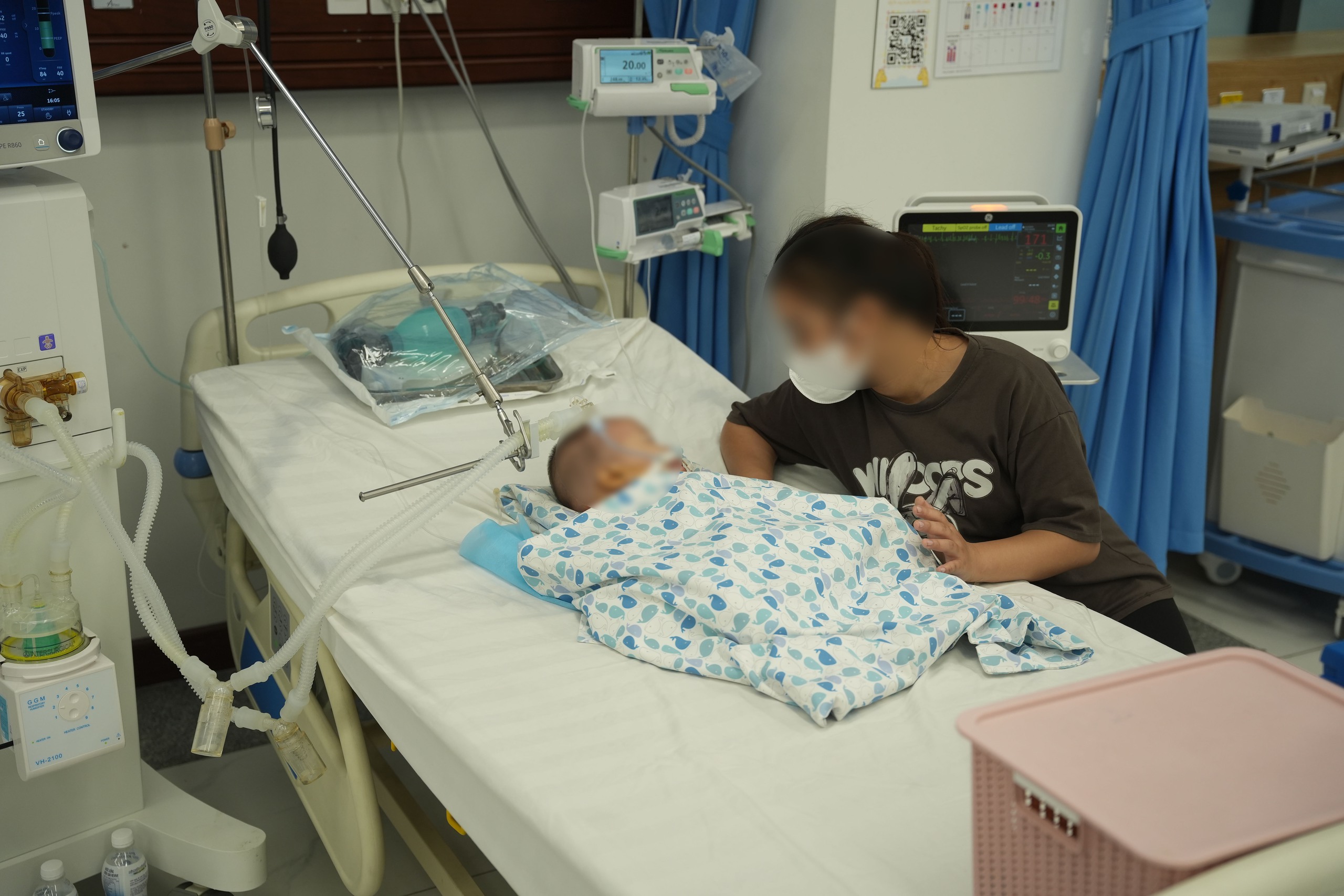 B&eacute; trai 15 th&aacute;ng tuổi tổn thương phổi nặng v&igrave; uống phải tinh dầu đuổi muỗi- Ảnh 1.