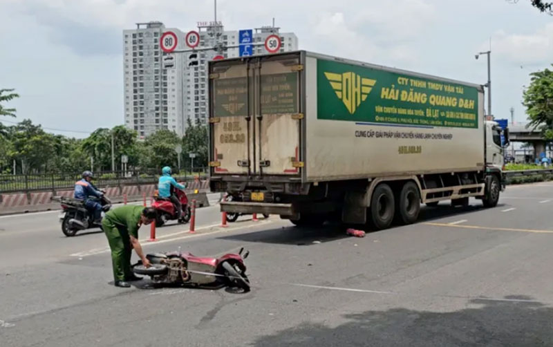 Hiện trường vụ tai nạn khiến c&ocirc; g&aacute;i trẻ tử vong.