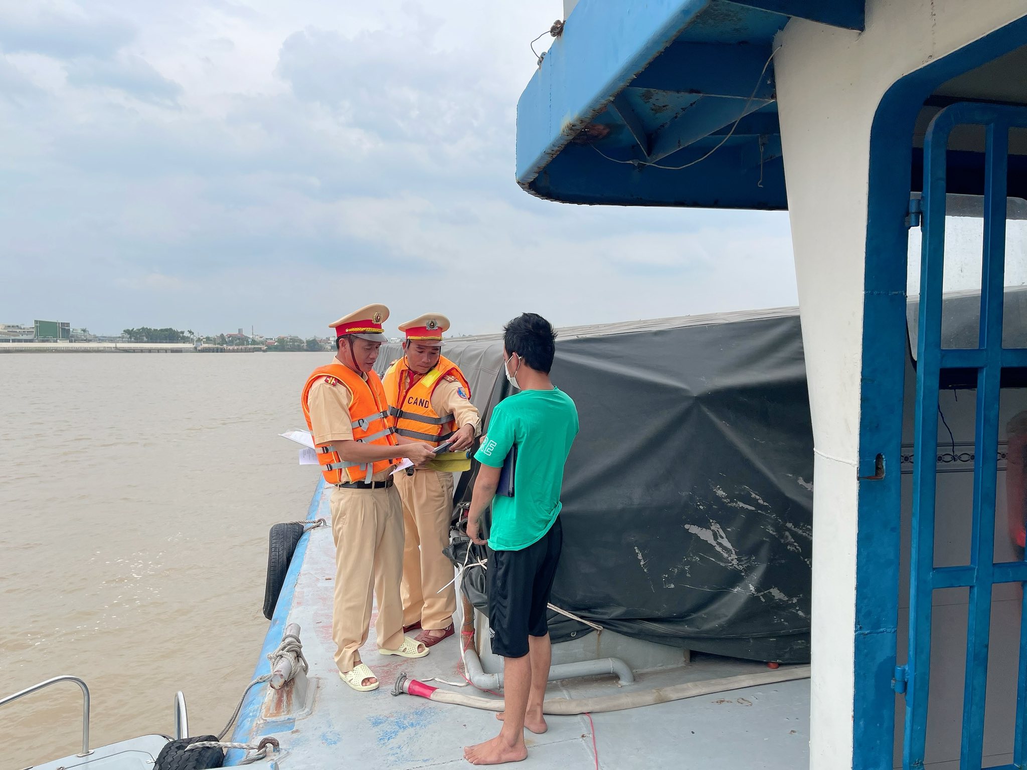 Kiểm tra gần 500 phương tiện thủy tại Đồng Nai ph&aacute;t hiện h&agrave;ng loạt vi phạm- Ảnh 4.