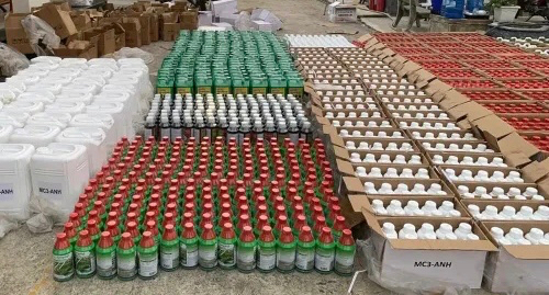 T&acirc;y Ninh: Thu giữ gần 5.300 l&iacute;t thuốc bảo vệ thực vật nhập lậu tại hai kho h&agrave;ng- Ảnh 1.