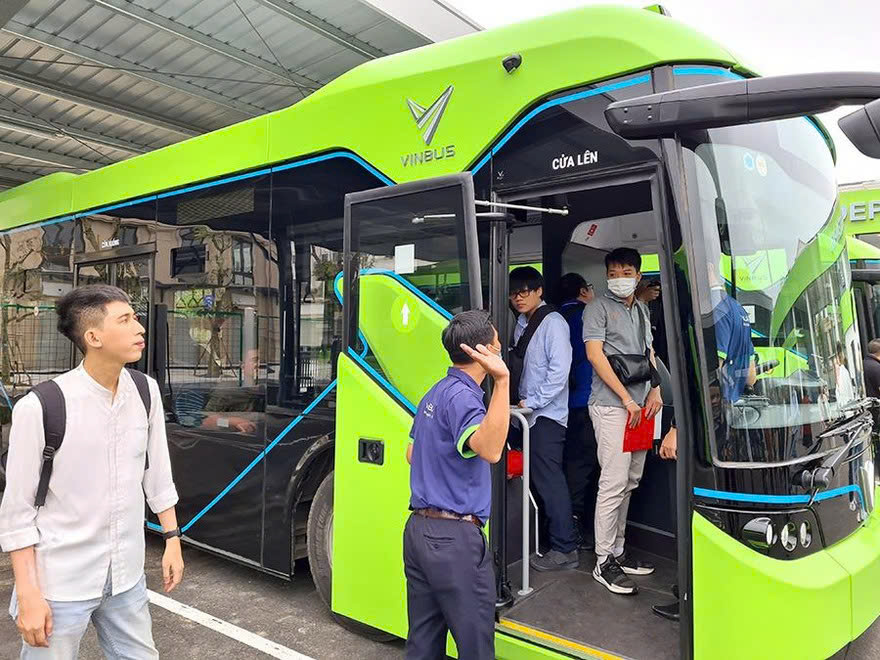 Hà Nội thí điểm tuyến buýt điện phục vụ tham quan khu vực Hoàn Kiếm, Ba Đình- Ảnh 1. Hà Nội thí điểm tuyến buýt điện phục vụ tham quan khu vực Hoàn Kiếm, Ba Đình- Ảnh 1.