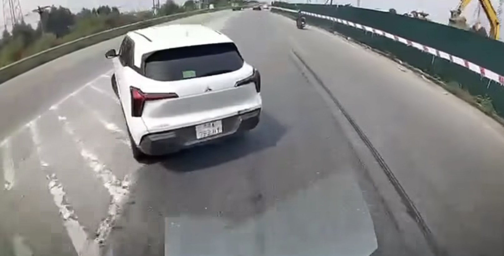 Liều lĩnh quay đầu &ocirc; t&ocirc; tr&ecirc;n cao tốc, t&agrave;i xế bị phạt tiền, trừ điểm GPLX- Ảnh 1.