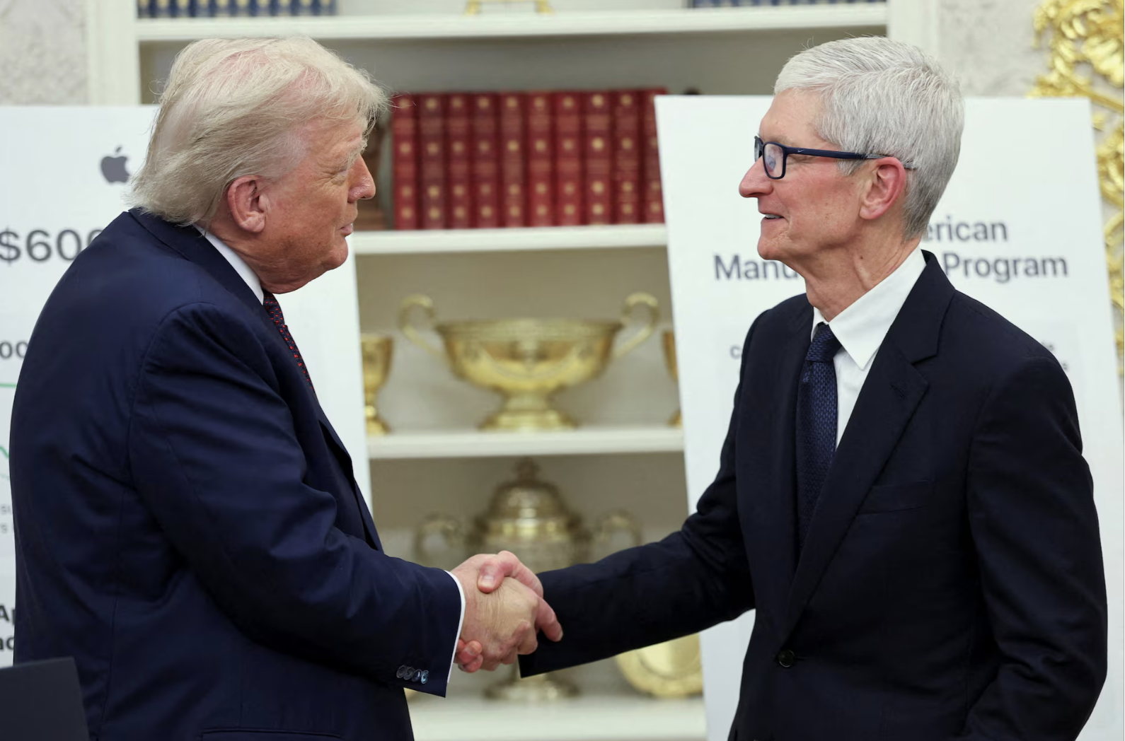 Tổng thống Donald Trump c&ocirc;ng bố cam kết đầu tư mới 100 tỷ USD từ Apple- Ảnh 1.
