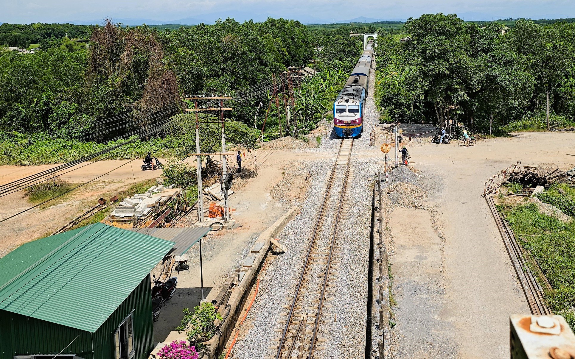 Công trình dịch chuyển, mở rộng đường ngang ở Quảng Trị đang triển khai thế nào?- Ảnh 14. Cận cảnh công trình dịch chuyển, mở rộng đường ngang còn dở dang, chờ vốn ở Quảng Trị