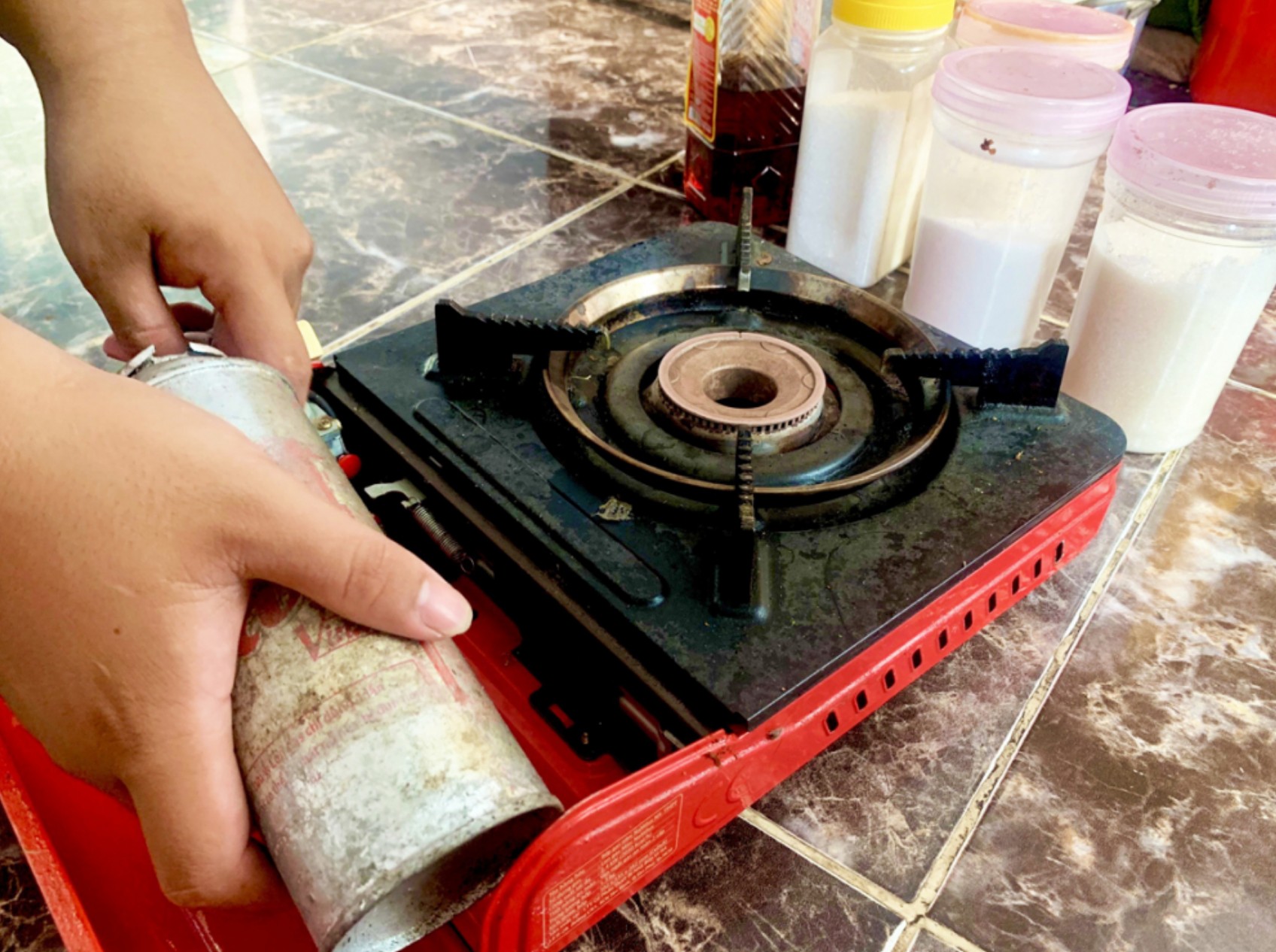 Nổ b&igrave;nh ga mini khi ăn lẩu, một người đ&agrave;n &ocirc;ng bị chấn thương nghi&ecirc;m trọng v&ugrave;ng k&iacute;n- Ảnh 1.