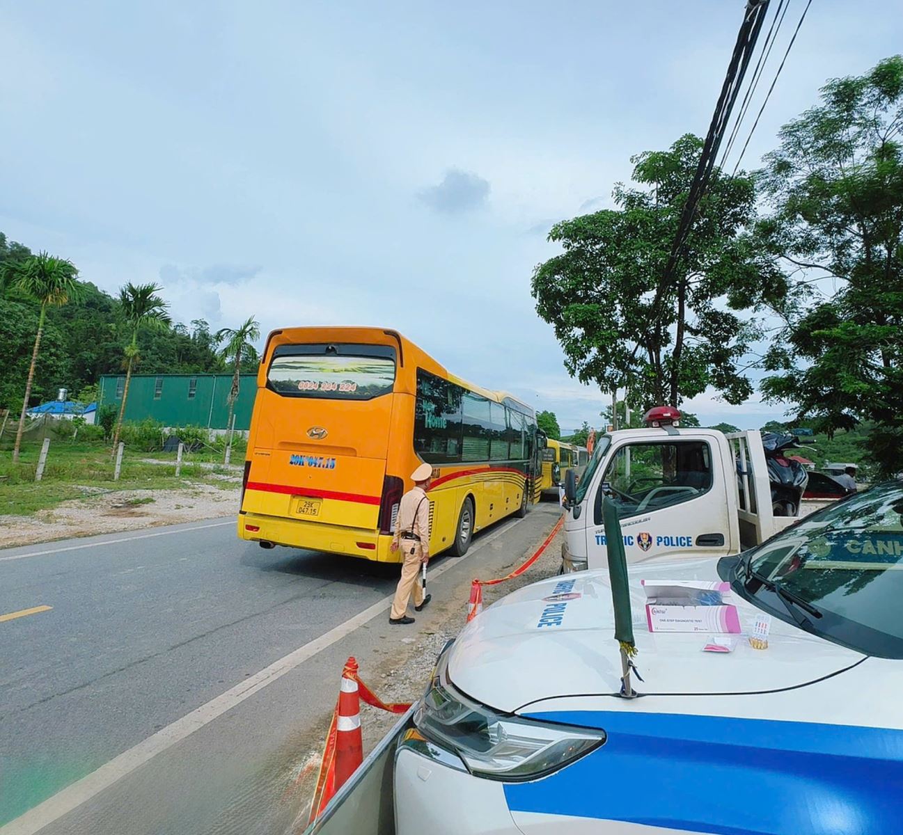 Ph&uacute; Thọ: Xử phạt t&agrave;i xế hai xe kh&aacute;ch chở qu&aacute; số người quy định 140 triệu đồng- Ảnh 2.