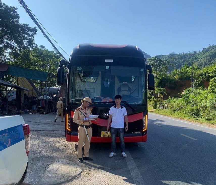 Ph&uacute; Thọ: Xử phạt t&agrave;i xế hai xe kh&aacute;ch chở qu&aacute; số người quy định 140 triệu đồng- Ảnh 1.