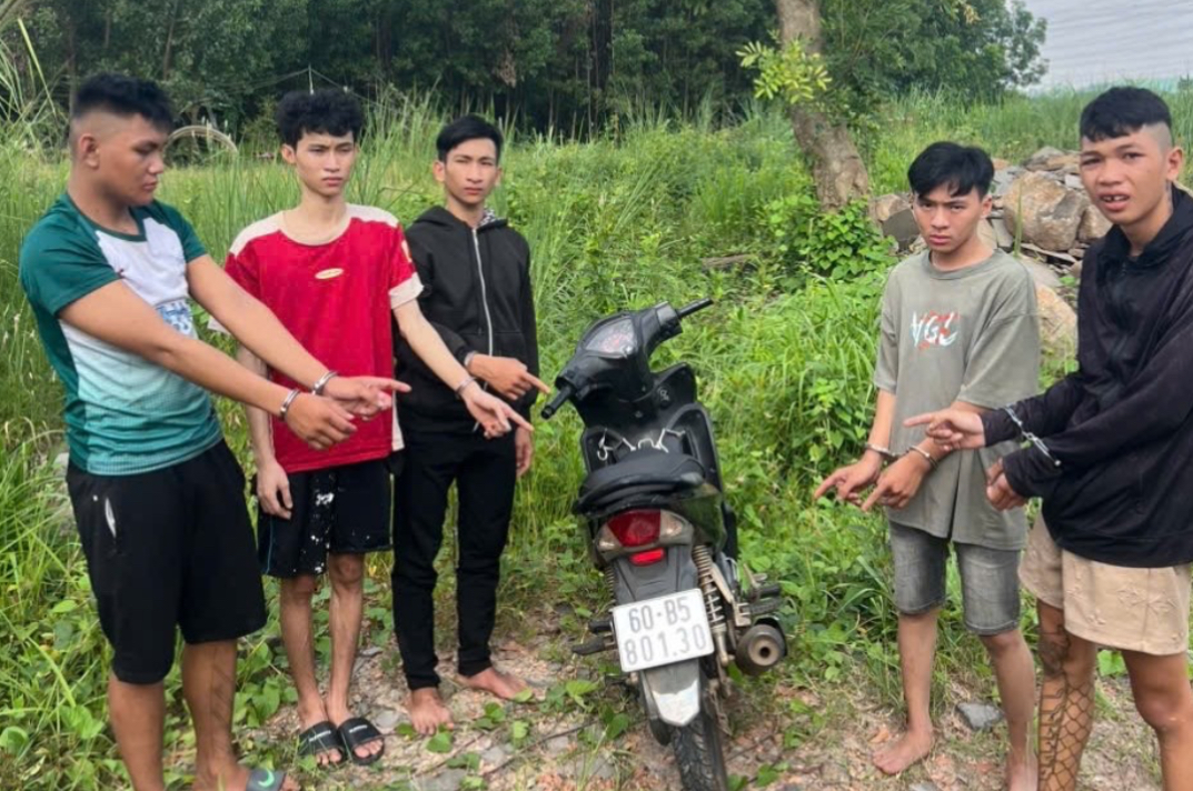 Bắt nh&oacute;m thanh ni&ecirc;n d&agrave;n cảnh hỏi đường, đ&aacute;nh người l&uacute;c rạng s&aacute;ng để cướp xe- Ảnh 1.