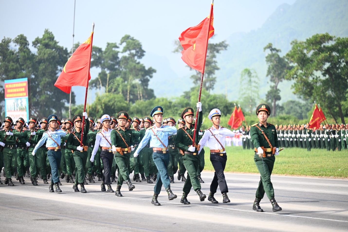 To&agrave;n cảnh c&aacute;c khối diễu binh, diễu h&agrave;nh hợp luyện khi đại lễ đ&atilde; cận kề- Ảnh 2.