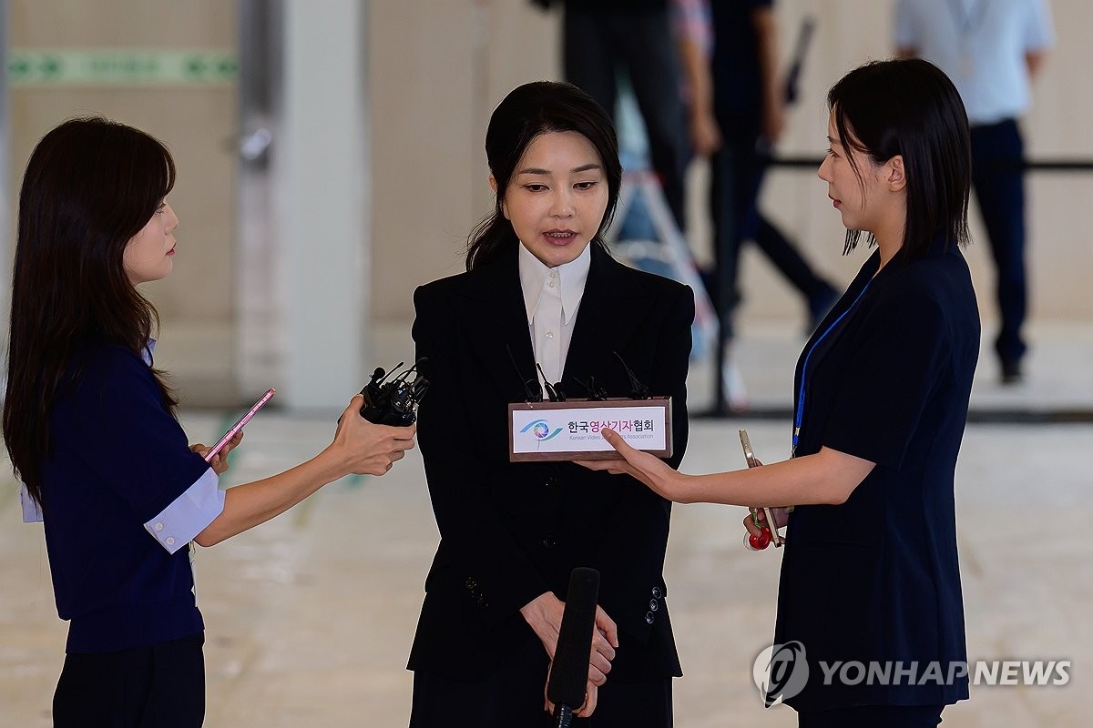 Công tố viên đặc biệt xin lệnh bắt cựu Đệ nhất phu nhân Hàn Quốc- Ảnh 1. Công tố viên đặc biệt xin lệnh bắt cựu Đệ nhất phu nhân Hàn Quốc- Ảnh 1.