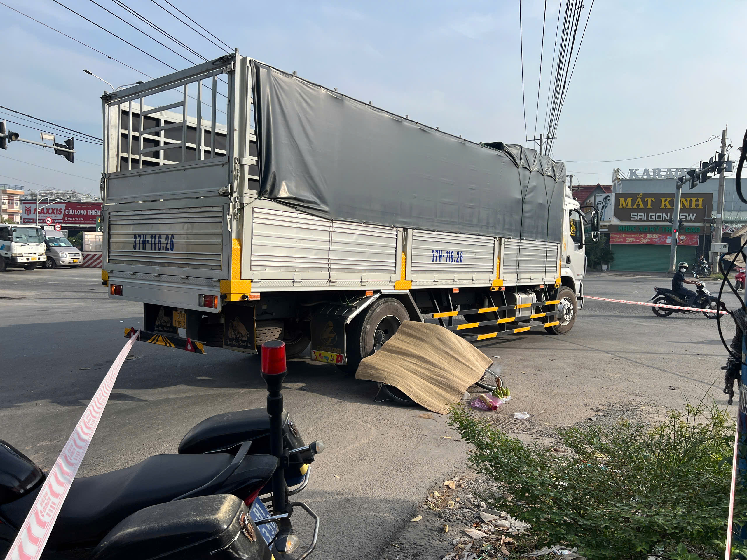 Xe tải va chạm xe đạp điện, nữ c&ocirc;ng nh&acirc;n bị c&aacute;n tử vong- Ảnh 1.