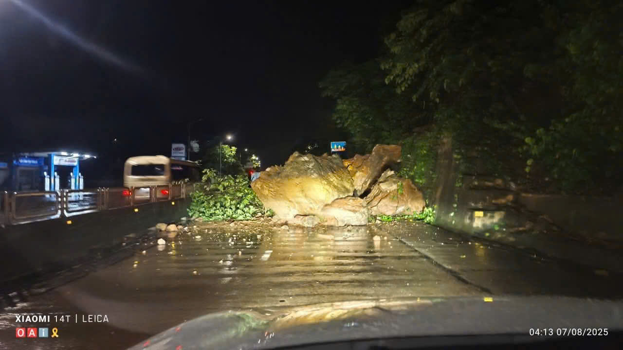 Quảng Ninh: Sạt lở tr&ecirc;n quốc lộ 18, giao th&ocirc;ng qua dốc Đ&egrave;o Bụt bị gi&aacute;n đoạn- Ảnh 1.