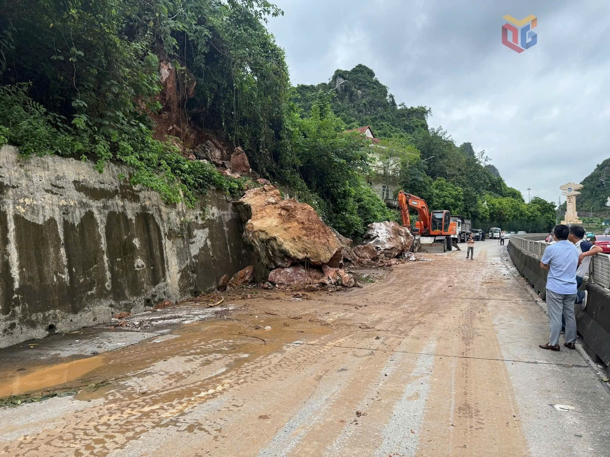 Quảng Ninh: Sạt lở tr&ecirc;n quốc lộ 18, giao th&ocirc;ng qua dốc Đ&egrave;o Bụt bị gi&aacute;n đoạn- Ảnh 2.