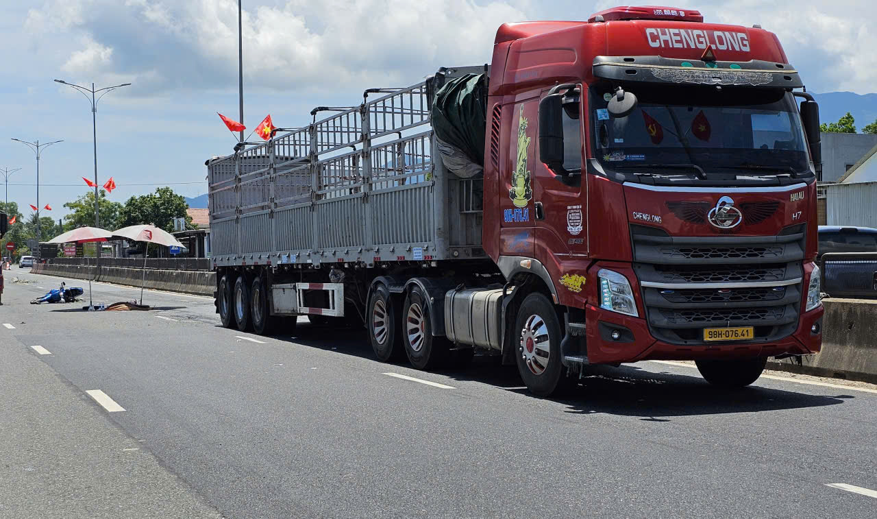 Huế: Xe m&aacute;y va chạm xe tải khiến c&ocirc; g&aacute;i trẻ tử vong- Ảnh 1.