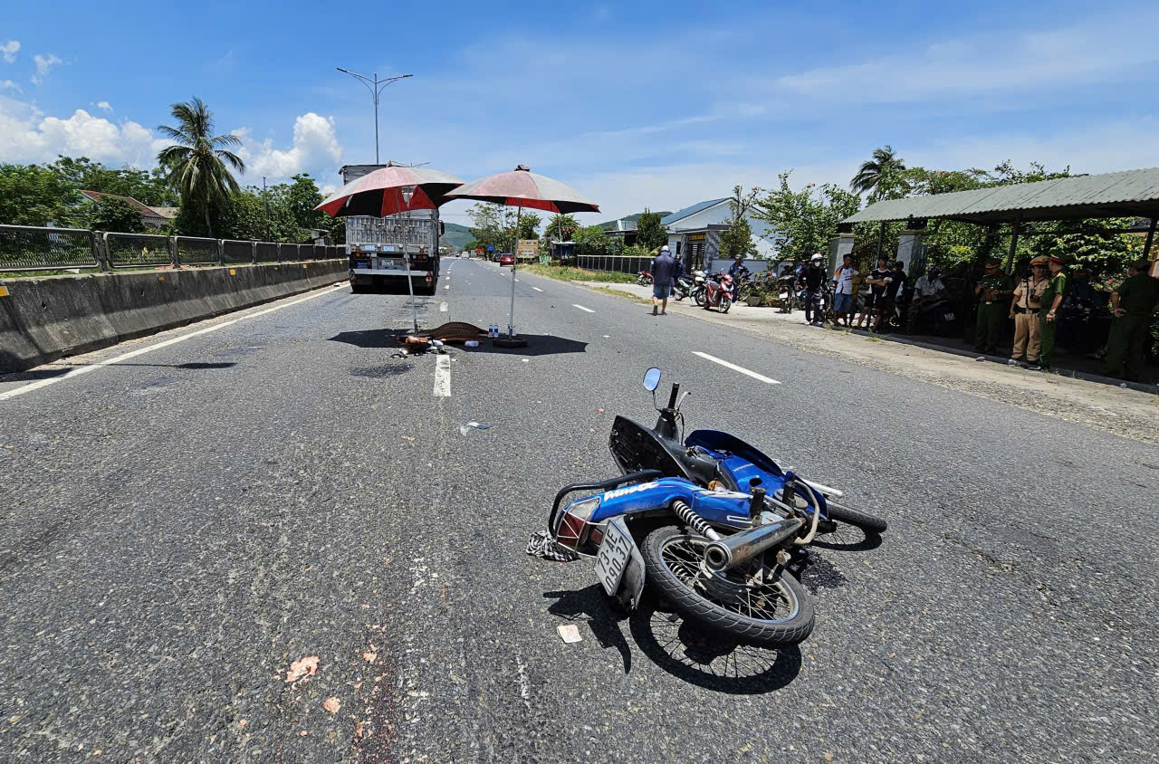 Huế: Xe m&aacute;y va chạm xe tải khiến c&ocirc; g&aacute;i trẻ tử vong- Ảnh 2.