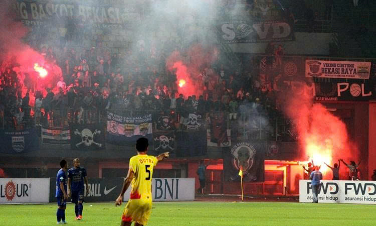 FIFA kh&ocirc;ng gỡ lệnh cấm cho cổ động vi&ecirc;n b&oacute;ng đ&aacute; Indonesia- Ảnh 2.