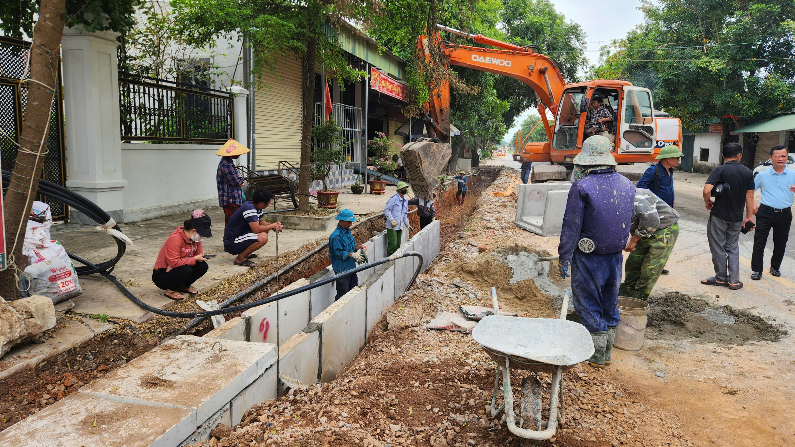 Bị phê bình chậm giải ngân, chủ đầu tư, nhà thầu tăng tốc hoàn thành kế hoạch vốn bảo trì- Ảnh 3. Bị phê bình chậm giải ngân, chủ đầu tư, nhà thầu tăng tốc hoàn thành kế hoạch vốn bảo trì- Ảnh 3.