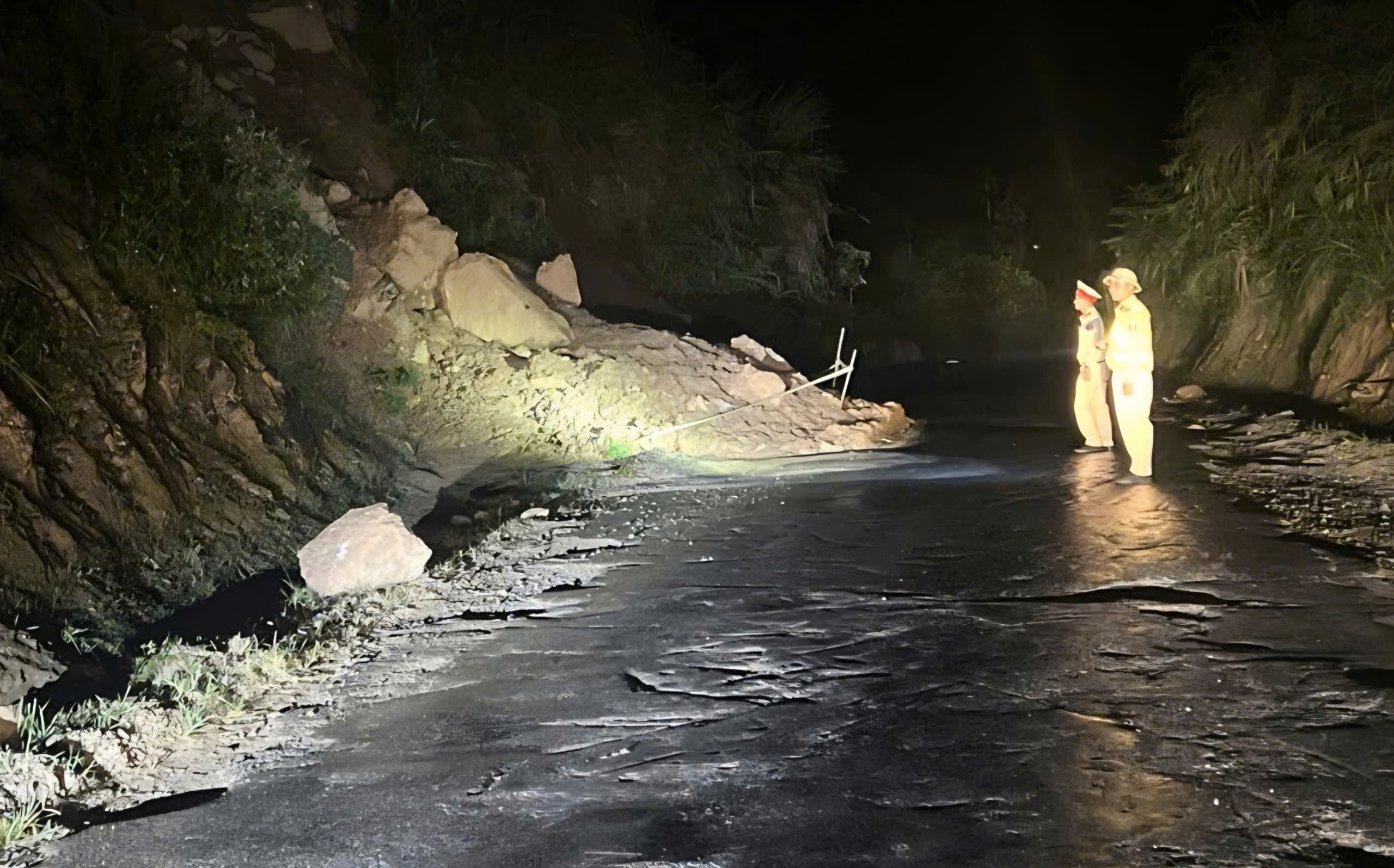 Chuyện CSGT L&agrave;o Cai tuần lưu xuy&ecirc;n đ&ecirc;m đảm bảo an to&agrave;n giao th&ocirc;ng m&ugrave;a mưa b&atilde;o- Ảnh 1.