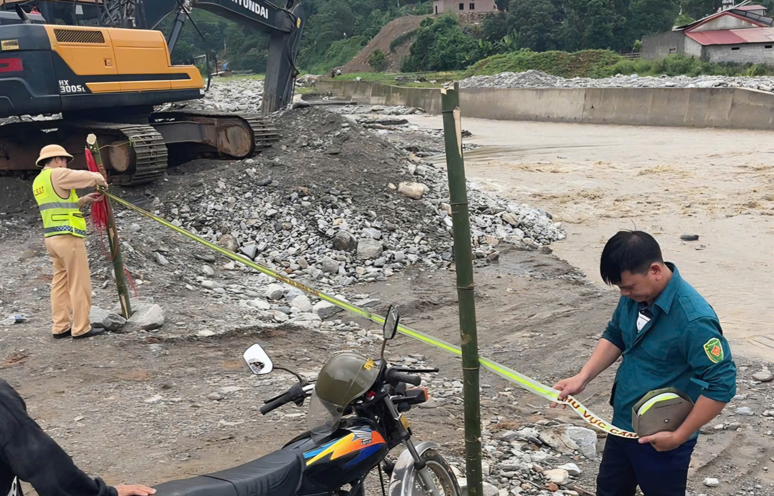 Chuyện CSGT L&agrave;o Cai tuần lưu xuy&ecirc;n đ&ecirc;m đảm bảo an to&agrave;n giao th&ocirc;ng m&ugrave;a mưa b&atilde;o- Ảnh 2.