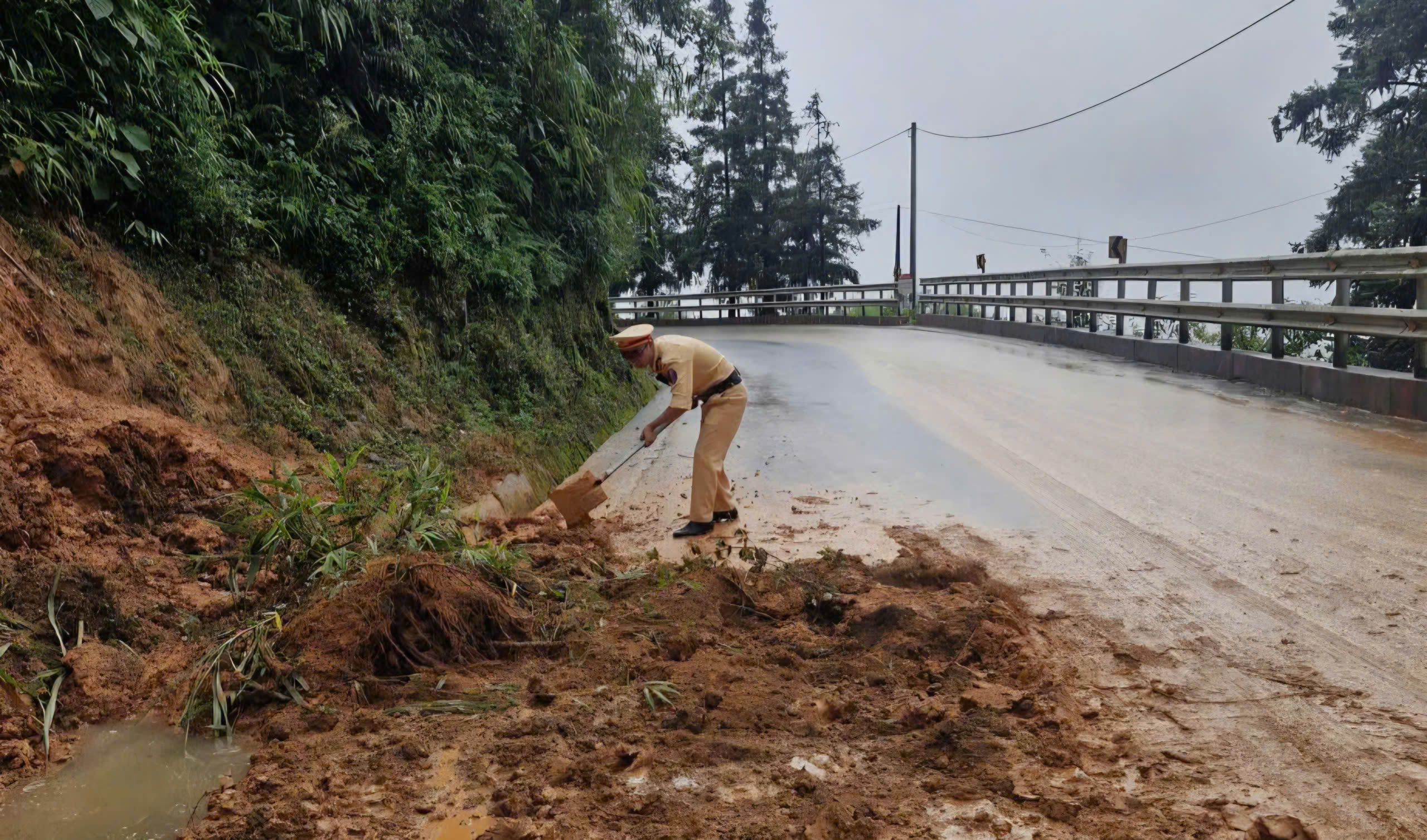 Chuyện CSGT L&agrave;o Cai tuần lưu xuy&ecirc;n đ&ecirc;m đảm bảo an to&agrave;n giao th&ocirc;ng m&ugrave;a mưa b&atilde;o- Ảnh 3.