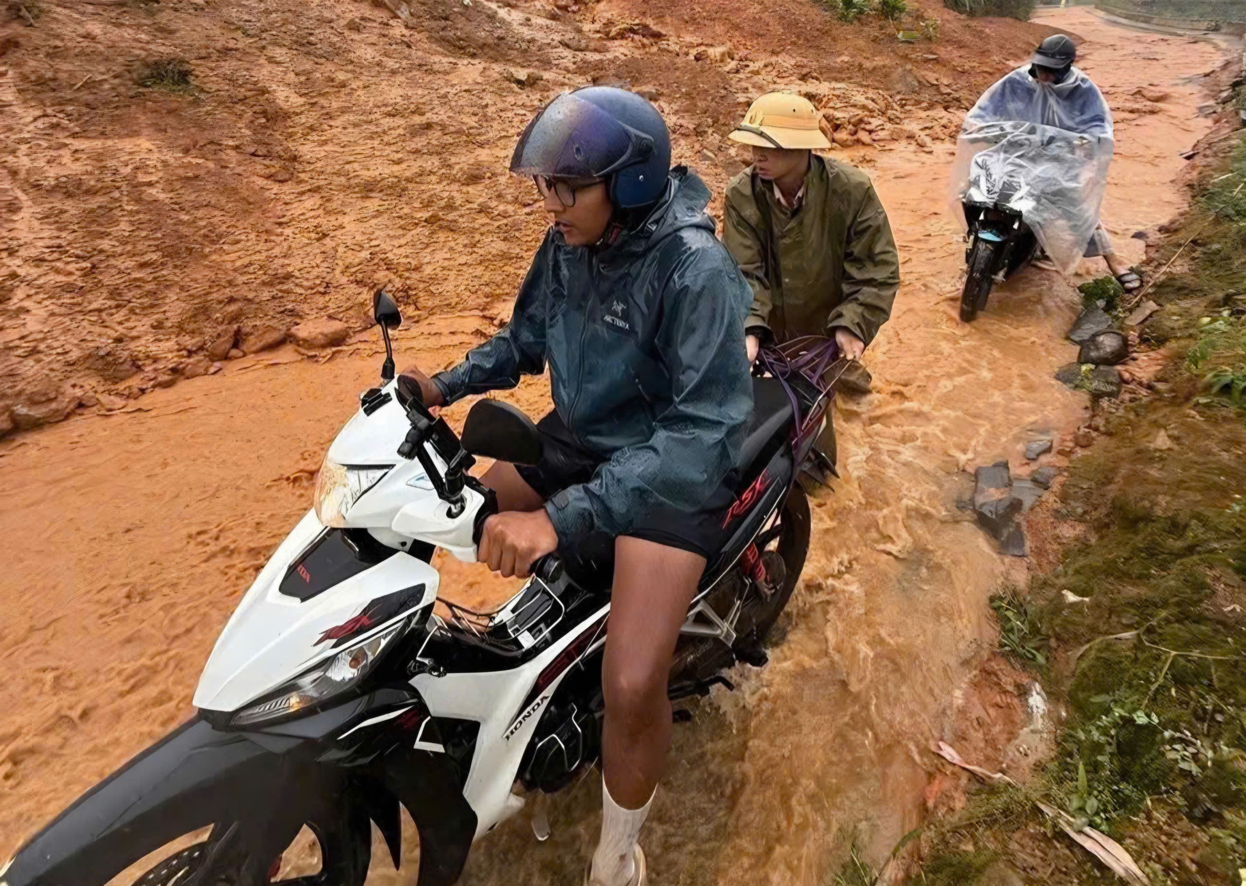 Chuyện CSGT L&agrave;o Cai tuần lưu xuy&ecirc;n đ&ecirc;m đảm bảo an to&agrave;n giao th&ocirc;ng m&ugrave;a mưa b&atilde;o- Ảnh 4.