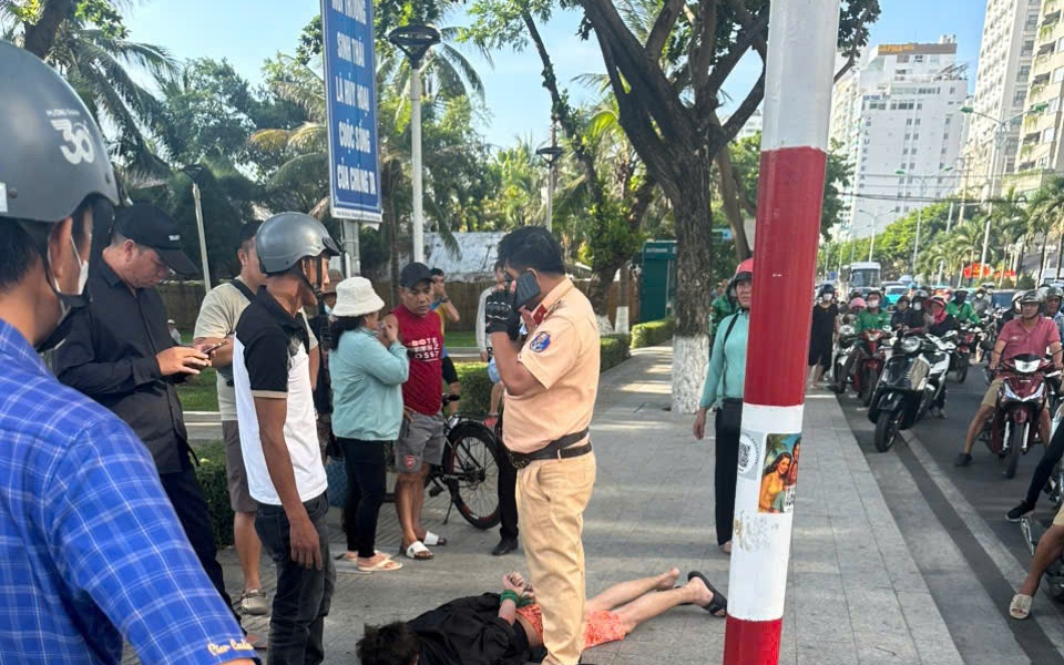 Xử l&yacute; va chạm giao th&ocirc;ng, trung t&aacute; c&ocirc;ng an bị một người nước ngo&agrave;i tấn c&ocirc;ng