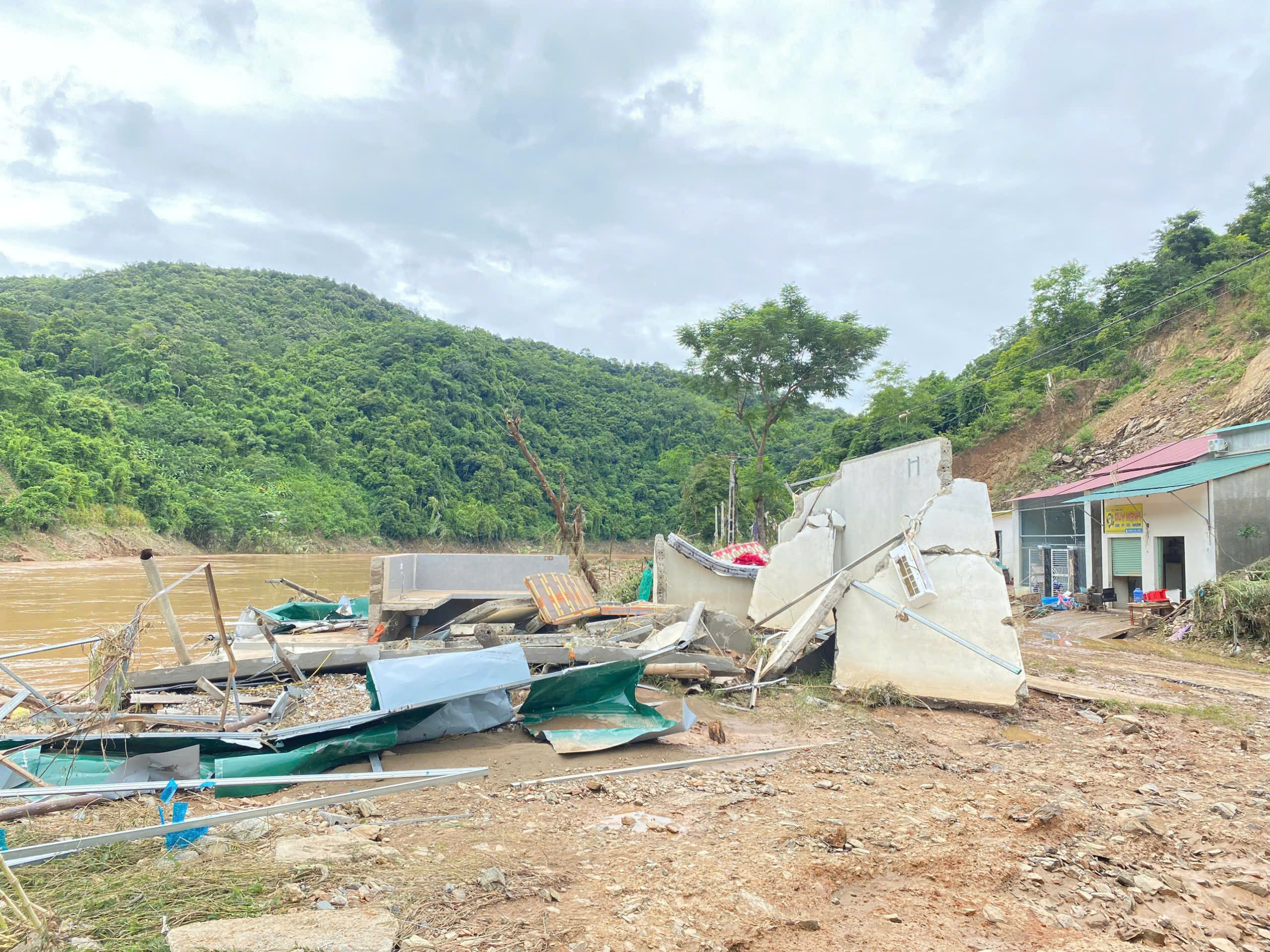 Nghệ An: Mất nh&agrave; sau lũ dữ, c&aacute;n bộ x&atilde; vẫn x&ocirc;ng pha gi&uacute;p d&acirc;n khắc phục hậu quả- Ảnh 1.