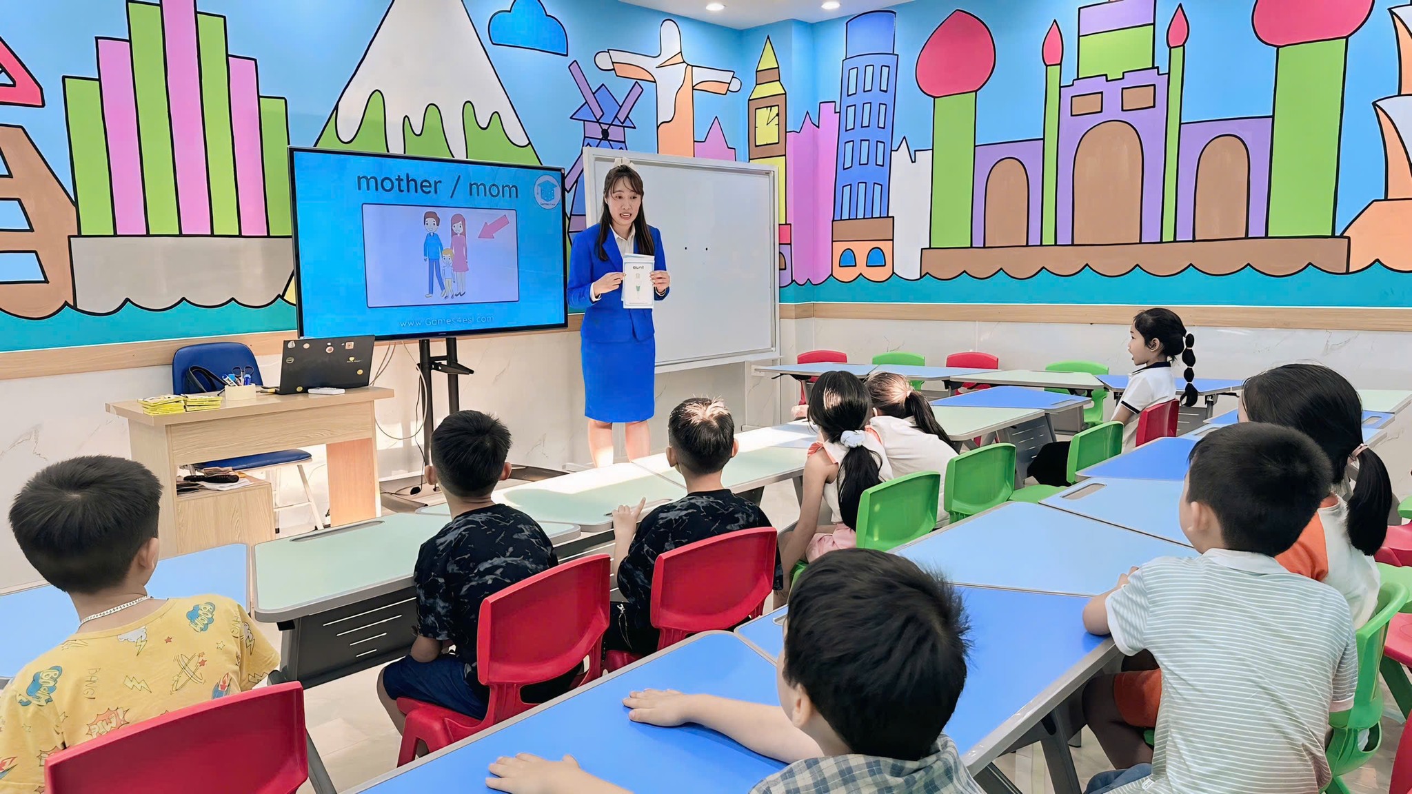 Được dạy nhiều m&ocirc;n học bằng tiếng nước ngo&agrave;i, học ph&iacute; phải minh bạch- Ảnh 1.