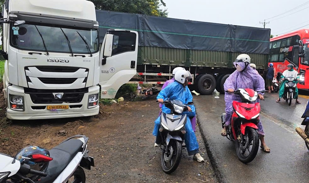 Xe đầu k&eacute;o va chạm hai xe m&aacute;y, ba người thương vong- Ảnh 1.