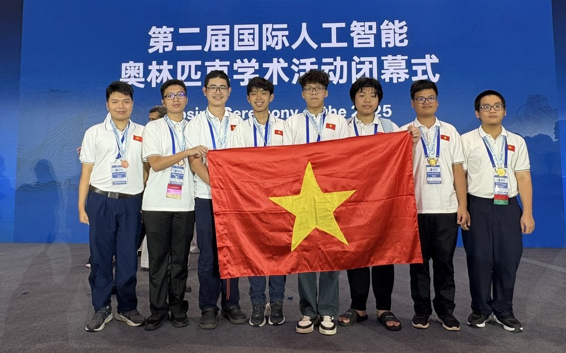 Cả 8 th&iacute; sinh Việt Nam gi&agrave;nh huy chương Olympic AI quốc tế