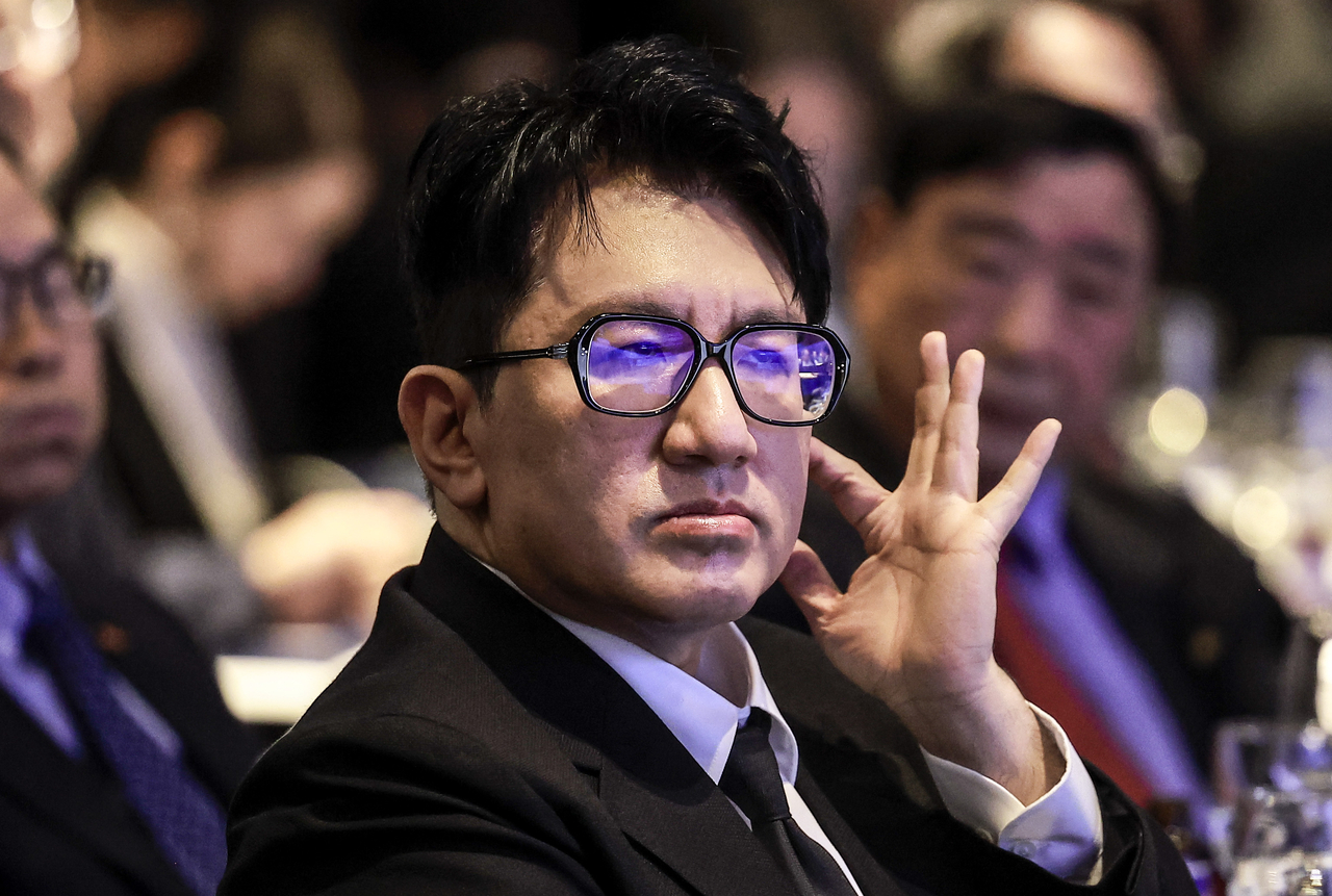 Chủ tịch Bang Si Hyuk gặp bê bối tài chính, Hybe vẫn "hốt bạc" nhờ đâu?- Ảnh 2. Chủ tịch Bang Si Hyuk gặp bê bối tài chính, Hybe vẫn "hốt bạc" nhờ đâu?- Ảnh 2.