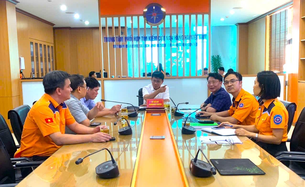 Khẩn trương cứu nạn tàu chở dầu bị cháy trên vùng biển Vũng Tàu- Ảnh 1. Khẩn trương cứu nạn tàu chở dầu bị cháy trên vùng biển Vũng Tàu- Ảnh 1.