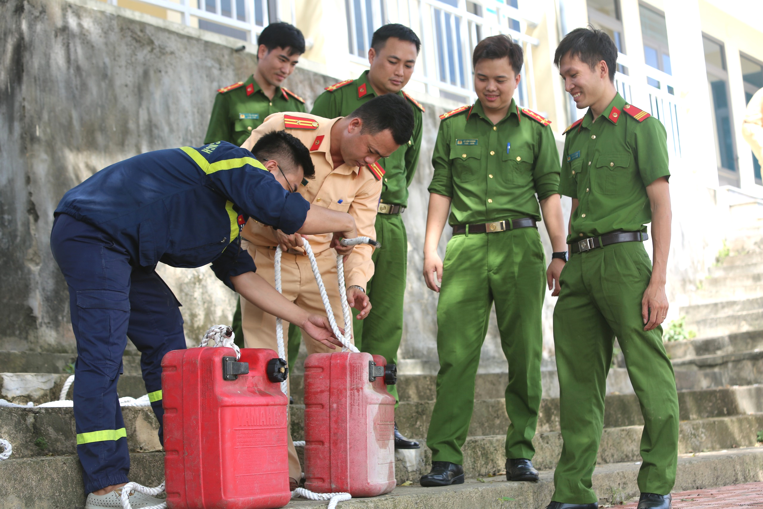 Thanh Hóa: Đào tạo kỹ năng lái xuồng máy cho công an cấp xã- Ảnh 1. Thanh Hóa: Đào tạo kỹ năng lái xuồng máy cho công an cấp xã- Ảnh 1.