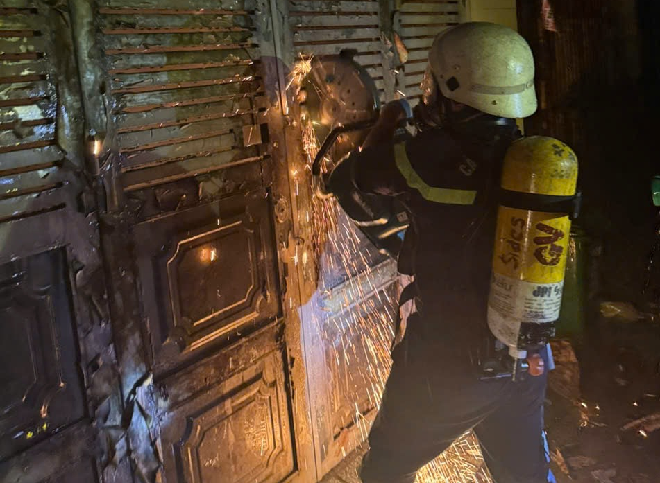 Ch&aacute;y nh&agrave; trong hẻm l&uacute;c rạng s&aacute;ng, 3 người leo qua ban c&ocirc;ng tho&aacute;t nạn- Ảnh 1.