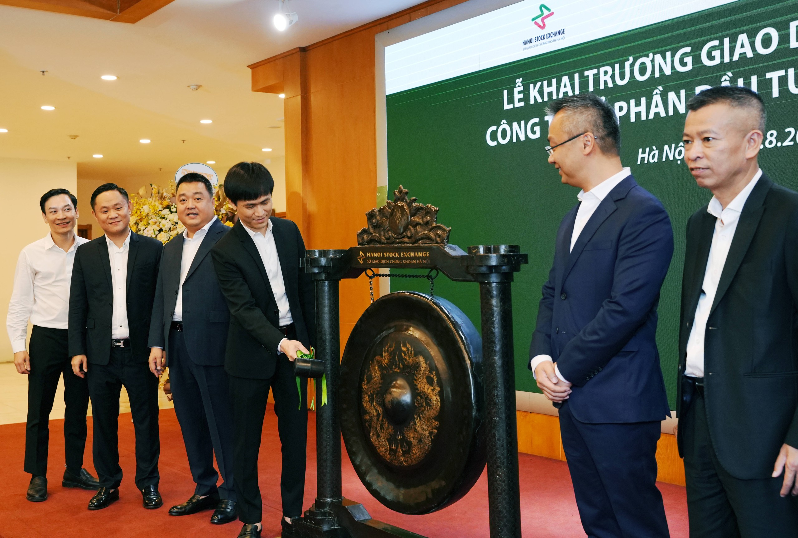 8,26 triệu cổ phiếu F88 tăng trần trong ngày đầu lên sàn - Ảnh 2. 8,26 triệu cổ phiếu F88 tăng trần trong ngày đầu lên sàn - Ảnh 2.