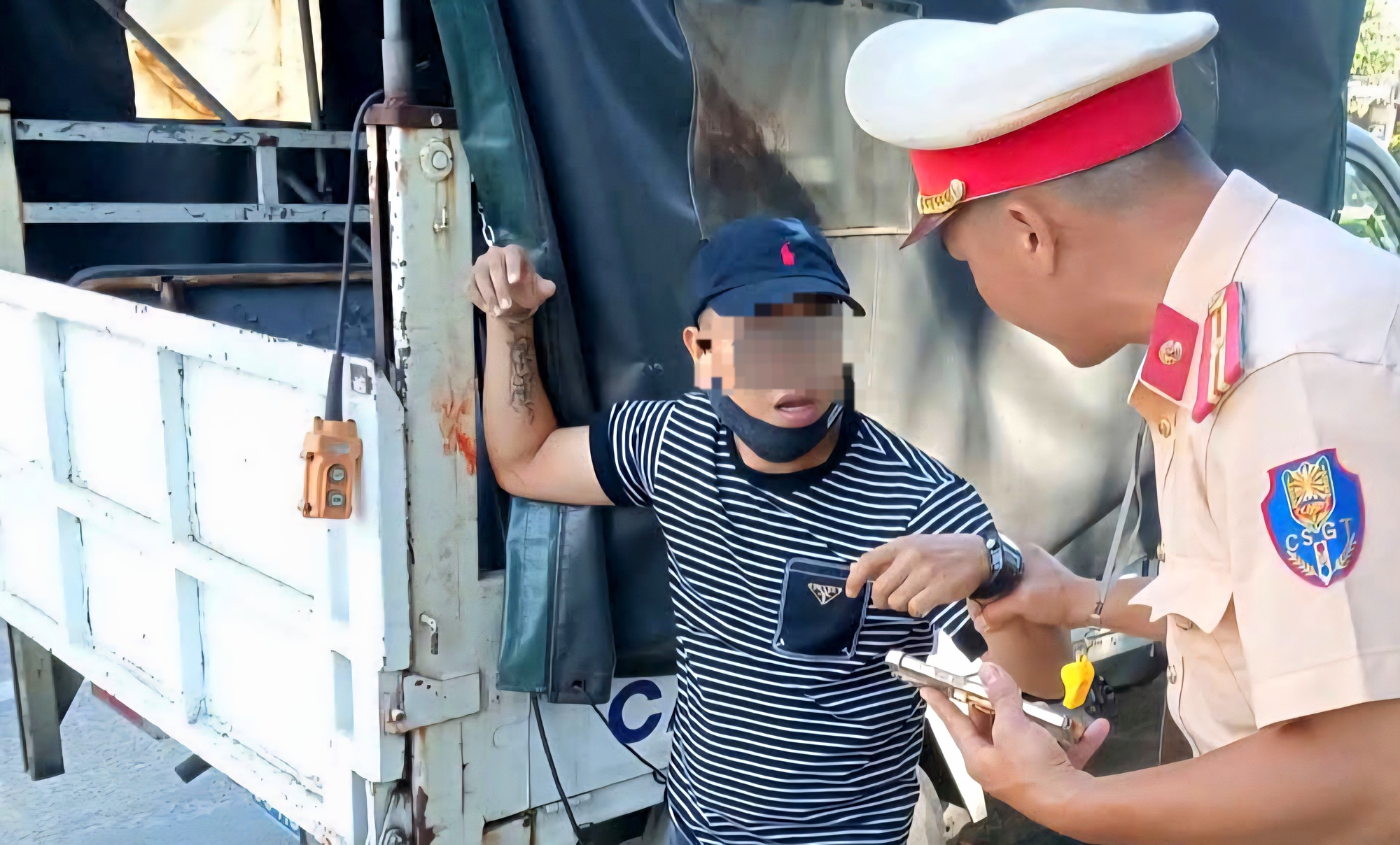 Gặp kh&aacute;ch nghi "ng&aacute;o đ&aacute;", t&agrave;i xế grab cầu cứu CSGT Đ&agrave; Nẵng- Ảnh 1.