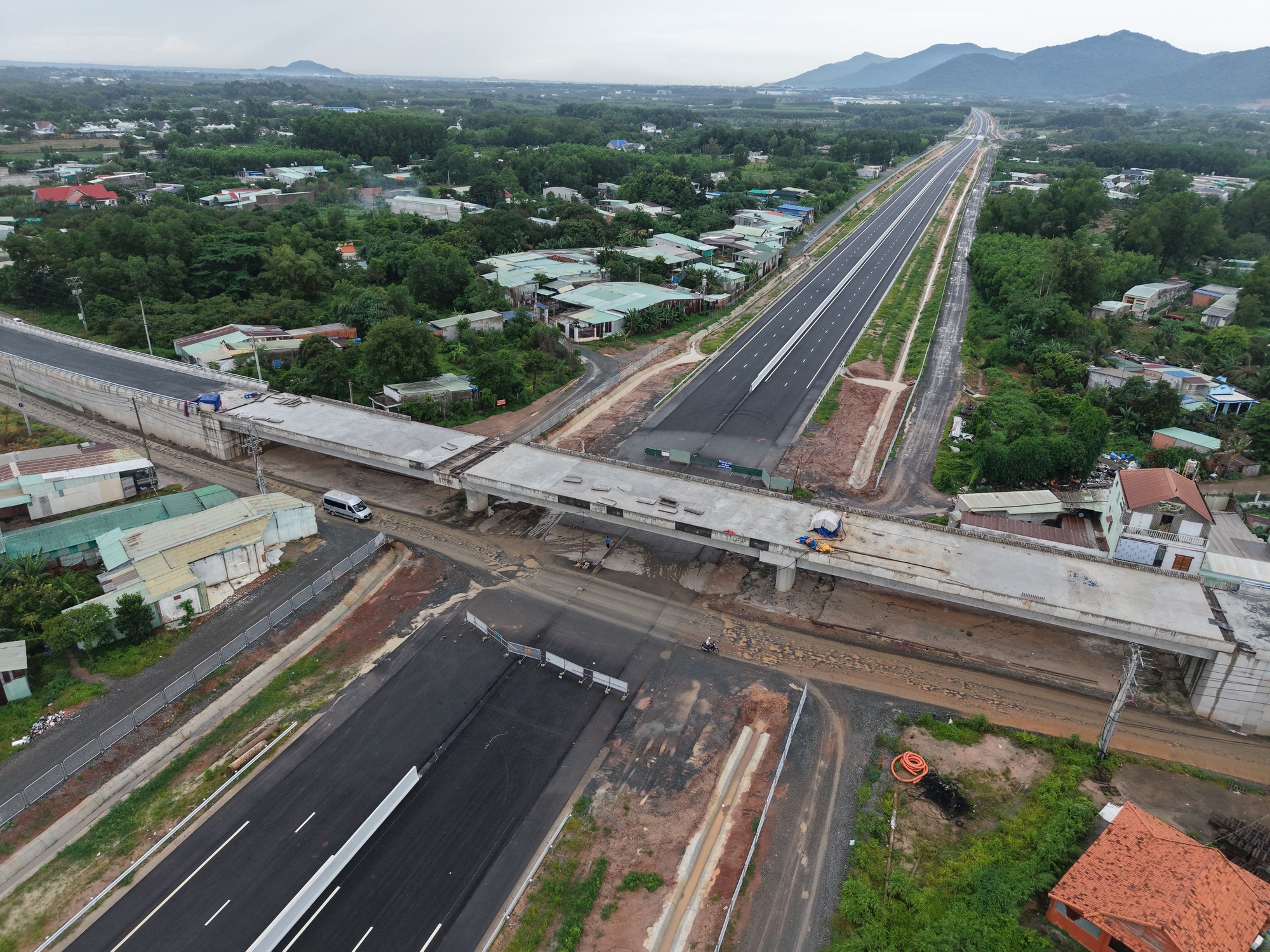 Cao tốc Bi&ecirc;n H&ograve;a - Vũng T&agrave;u: Ho&agrave;n th&agrave;nh 2 cầu vượt ngang cuối c&ugrave;ng trong th&aacute;ng 8- Ảnh 5.