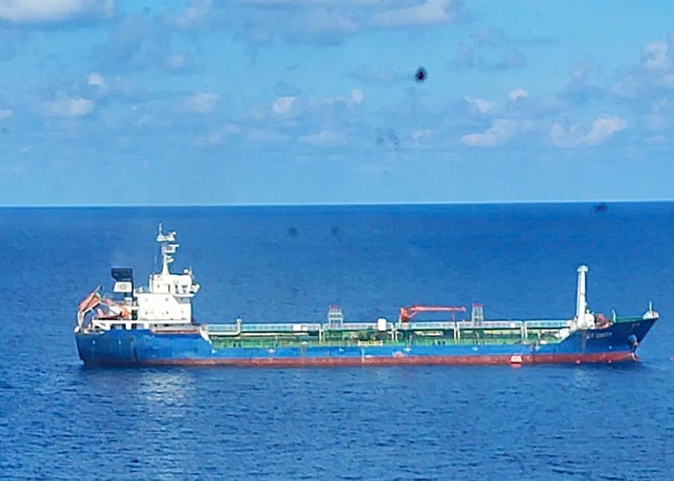 Khẩn trương cứu nạn tàu chở dầu bị cháy trên vùng biển Vũng Tàu- Ảnh 2. Khẩn trương cứu nạn tàu chở dầu bị cháy trên vùng biển Vũng Tàu- Ảnh 2.