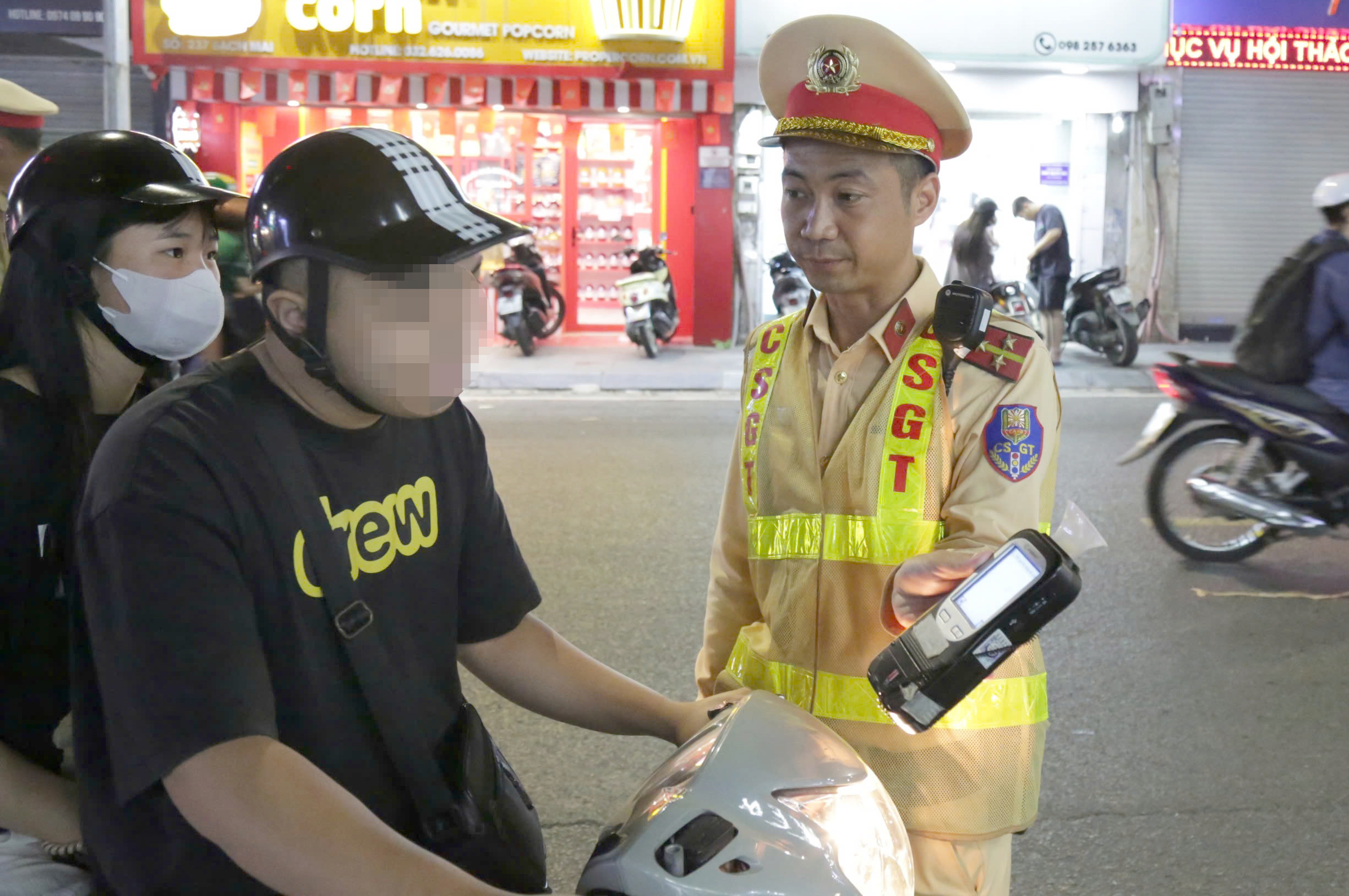 H&agrave; Nội: Bị dừng xe, nhiều "ma men" bất ngờ v&igrave; "kh&ocirc;ng nghĩ CSGT tuần tra đ&ecirc;m"- Ảnh 3.