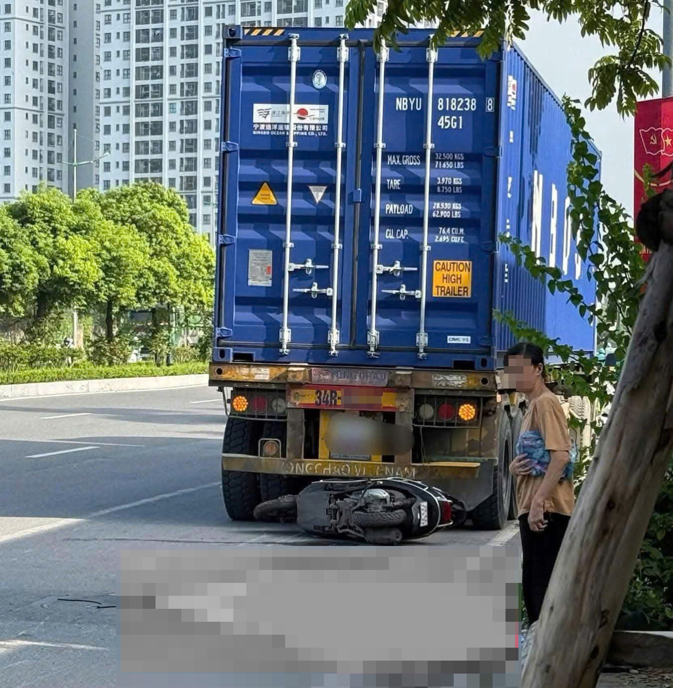 H&agrave; Nội: &Ocirc; t&ocirc; đầu k&eacute;o chạy l&ugrave;i va chạm xe m&aacute;y, một phụ nữ tử vong- Ảnh 1.