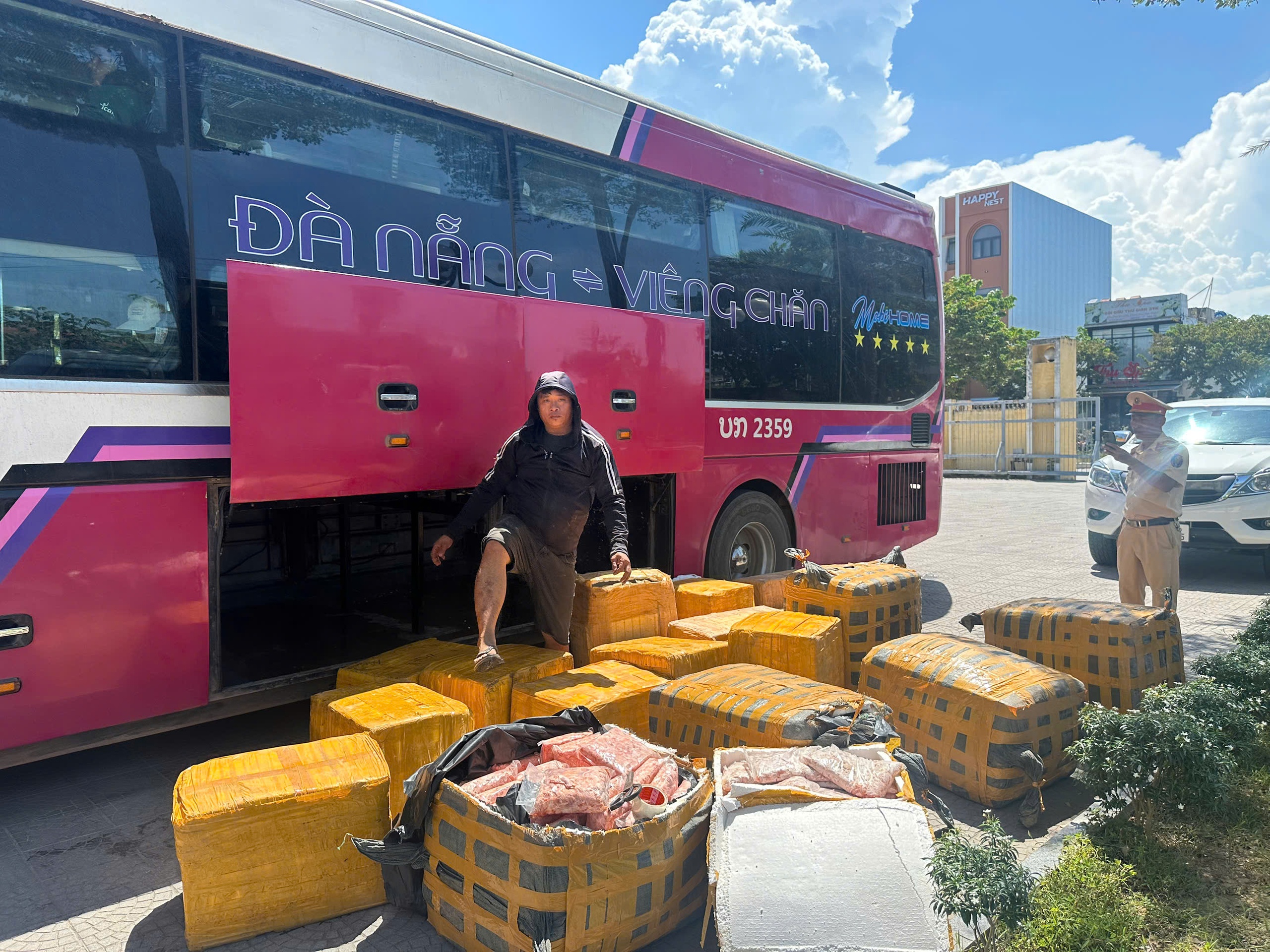 Gần 1 tấn sụn chân gà bốc mùi bị thu giữ ở Huế- Ảnh 1. Gần 1 tấn sụn chân gà bốc mùi bị thu giữ ở Huế- Ảnh 1.