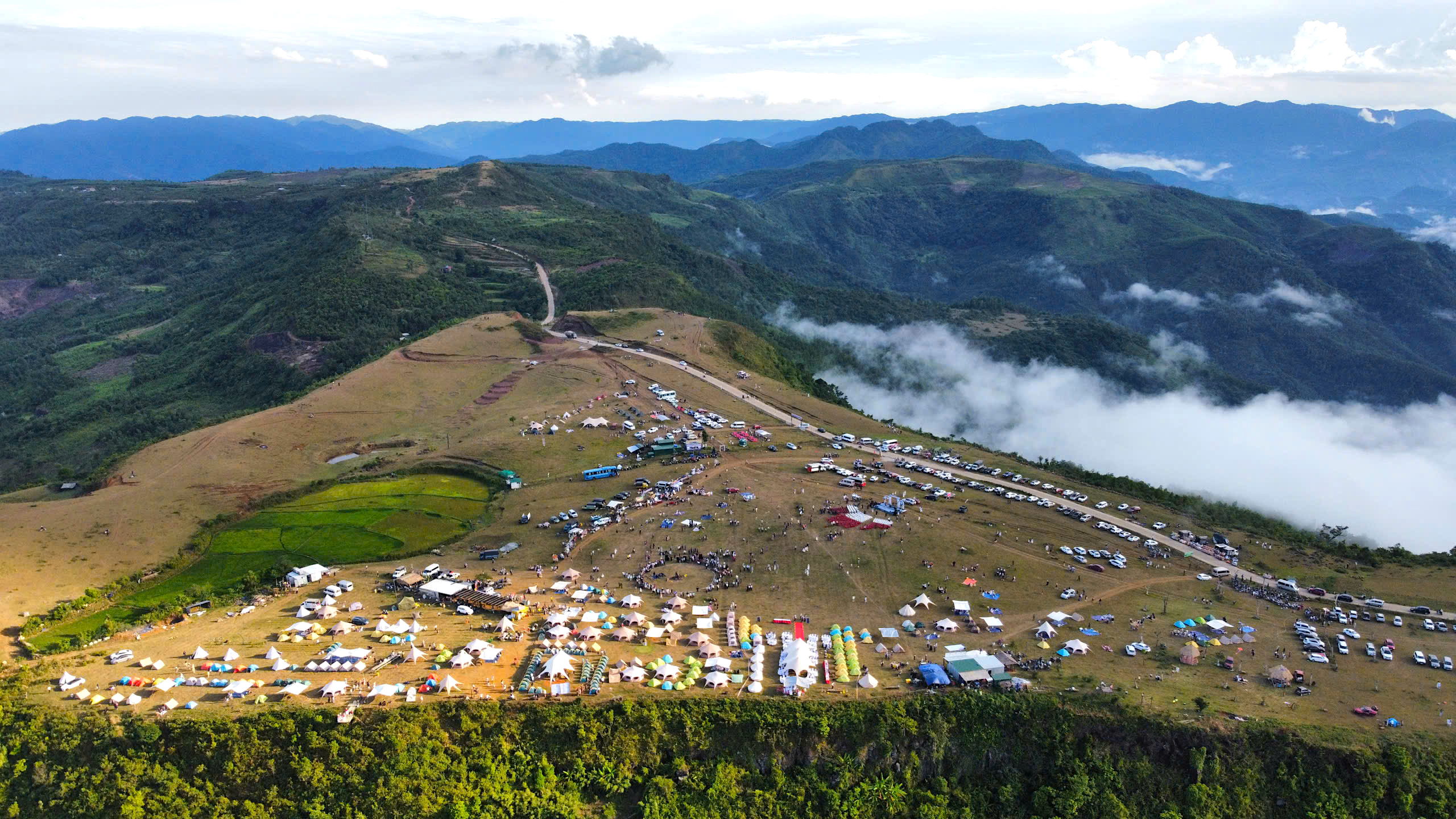 Trăm xe, ngh&igrave;n người đổ về thảo nguy&ecirc;n nổi tiếng Quảng Ng&atilde;i chiều cuối tuần- Ảnh 1.