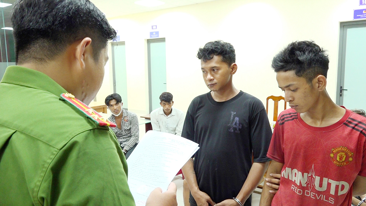 Bắt giữ nh&oacute;m thanh ni&ecirc;n cướp t&agrave;i sản ở An Giang- Ảnh 1.