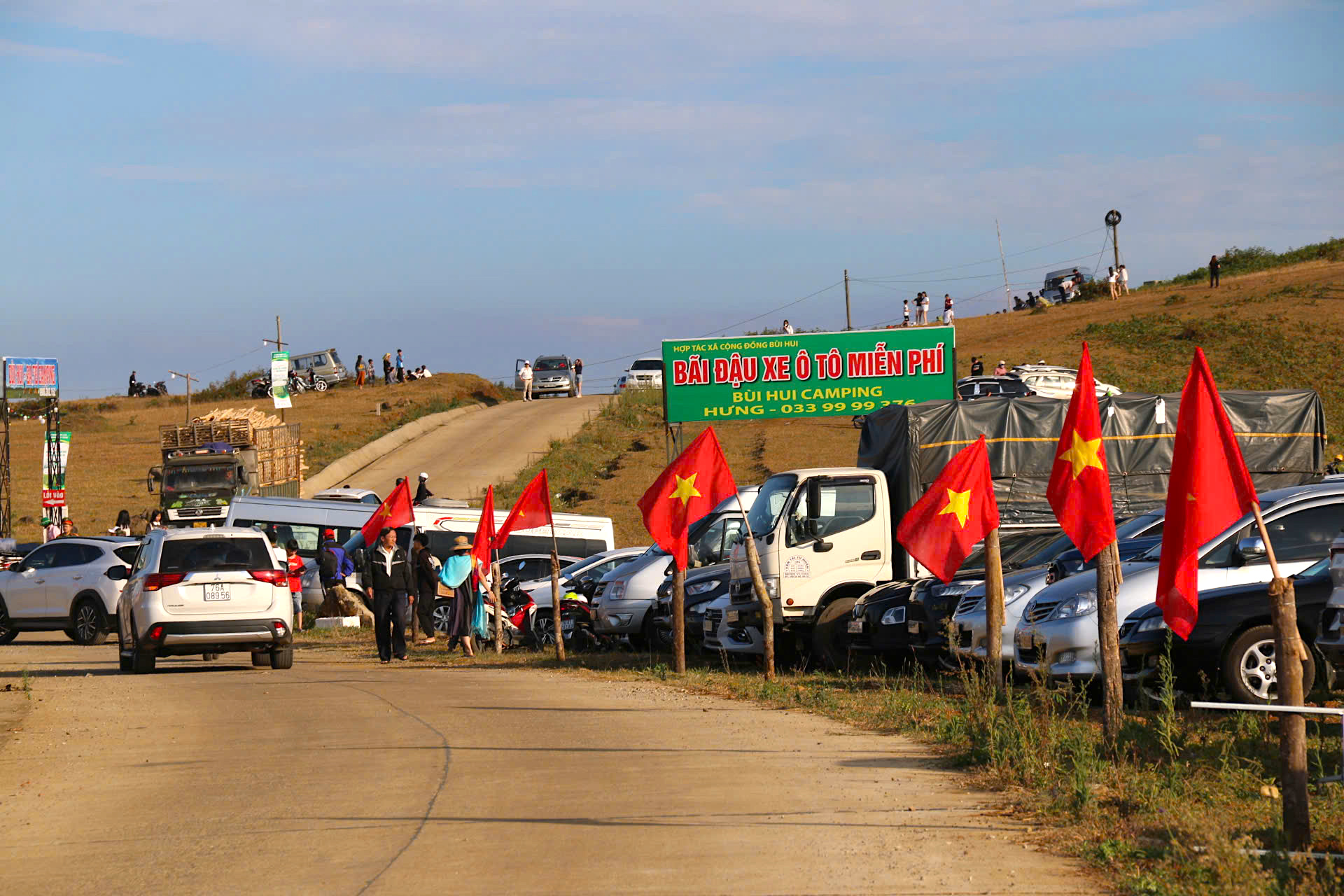 Trăm xe, ngh&igrave;n người đổ về thảo nguy&ecirc;n nổi tiếng Quảng Ng&atilde;i chiều cuối tuần- Ảnh 5.