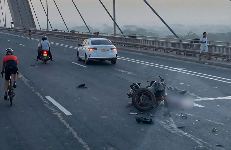 Chiếc m&ocirc; t&ocirc; bị biến dạng sau vụ tại nạn.