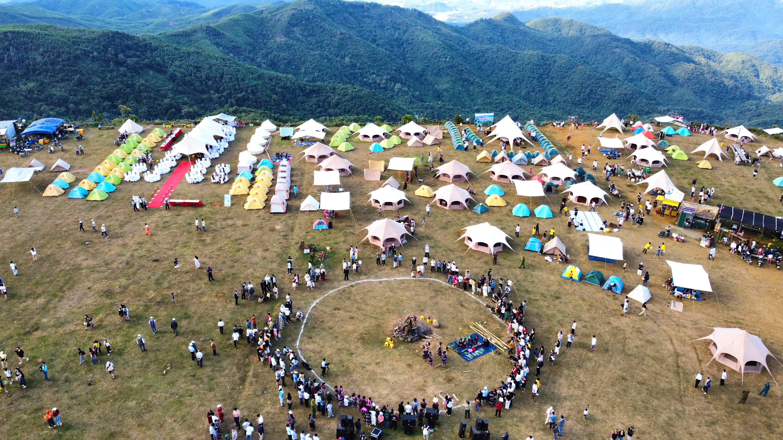 Trăm xe, ngh&igrave;n người đổ về thảo nguy&ecirc;n nổi tiếng Quảng Ng&atilde;i chiều cuối tuần- Ảnh 2.