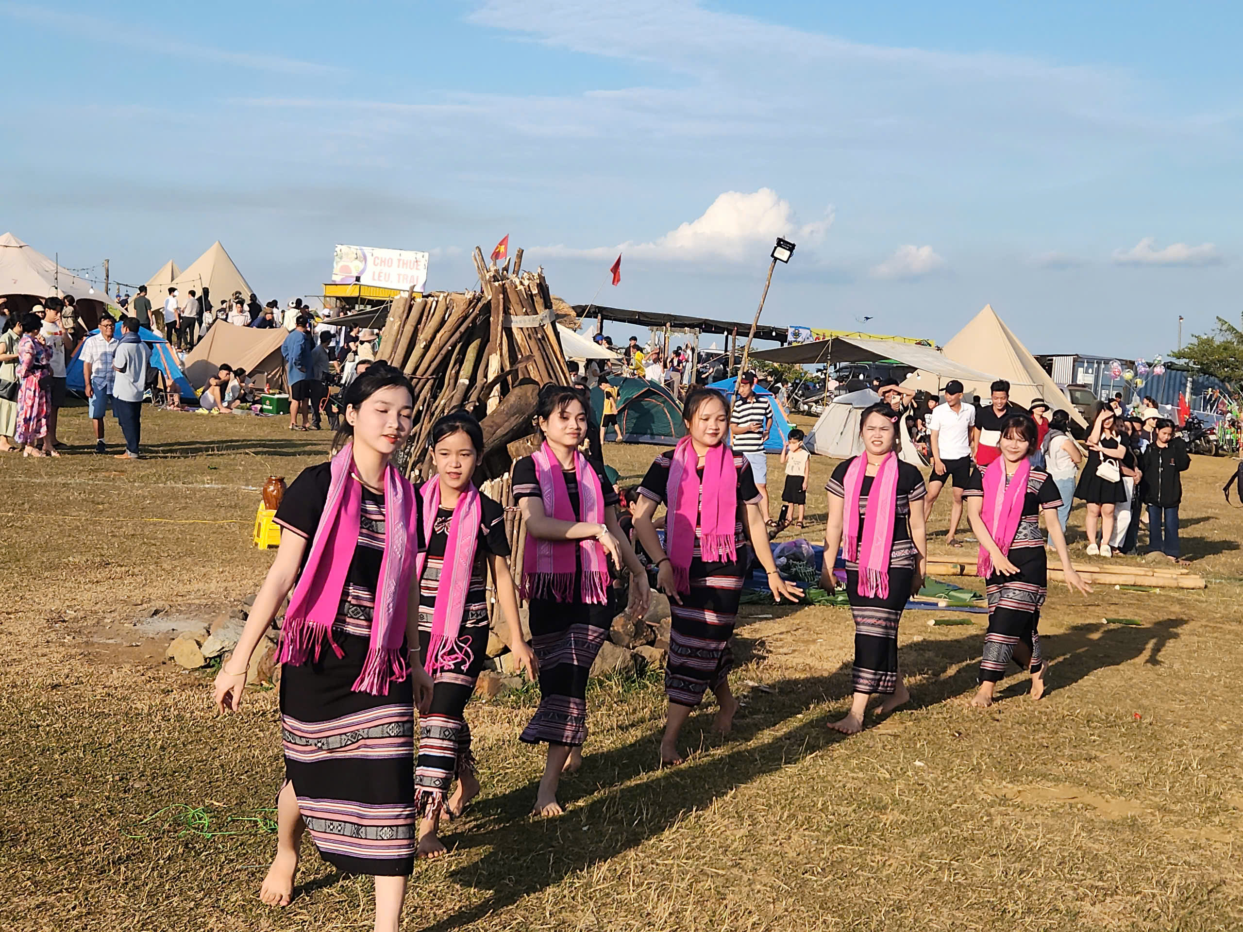 Trăm xe, ngh&igrave;n người đổ về thảo nguy&ecirc;n nổi tiếng Quảng Ng&atilde;i chiều cuối tuần- Ảnh 7.