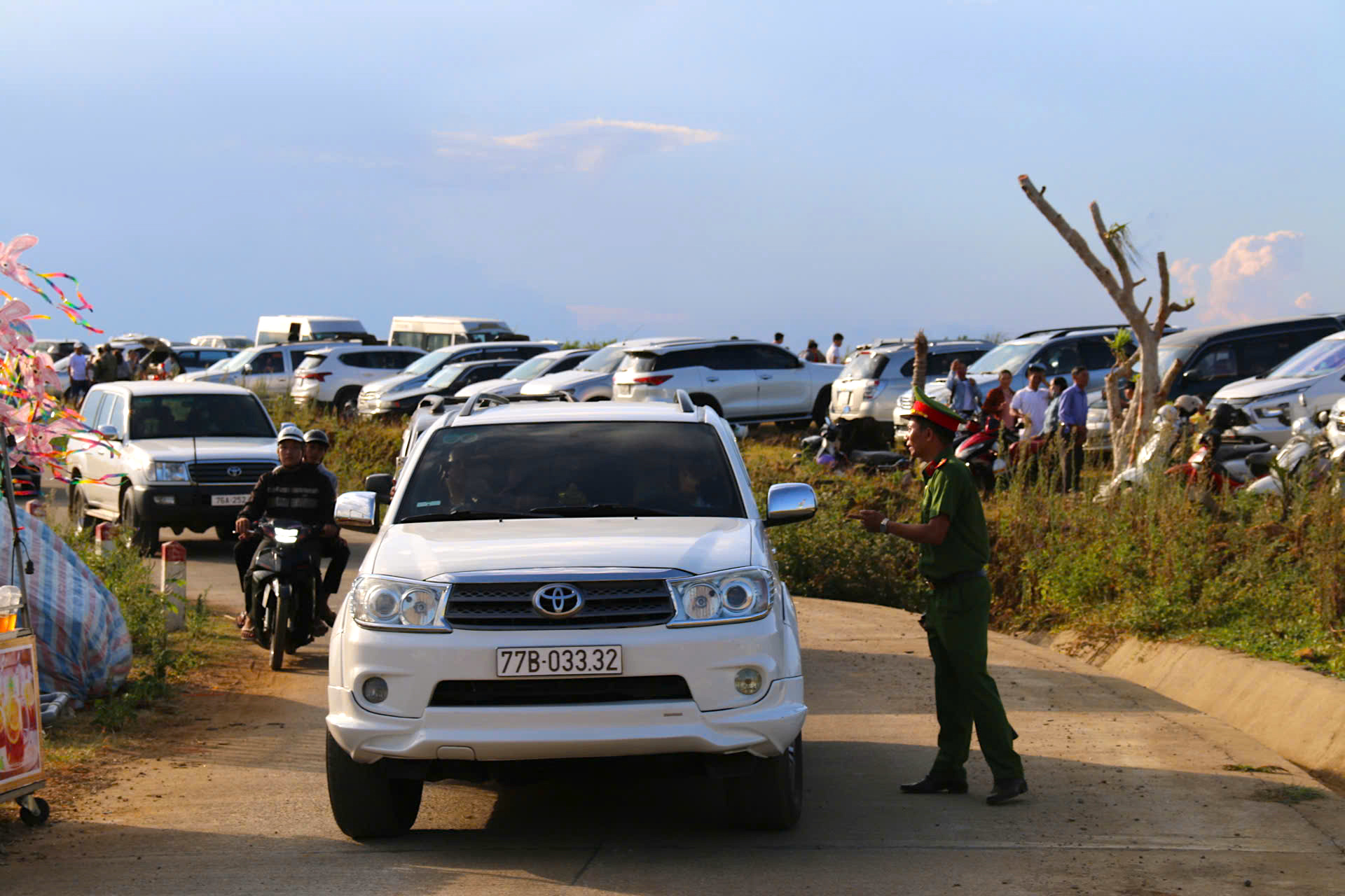 Trăm xe, ngh&igrave;n người đổ về thảo nguy&ecirc;n nổi tiếng Quảng Ng&atilde;i chiều cuối tuần- Ảnh 4.
